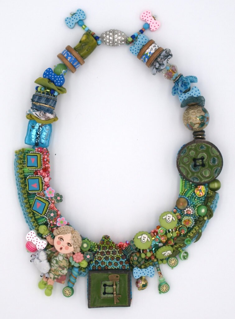 Collier (8) adopté