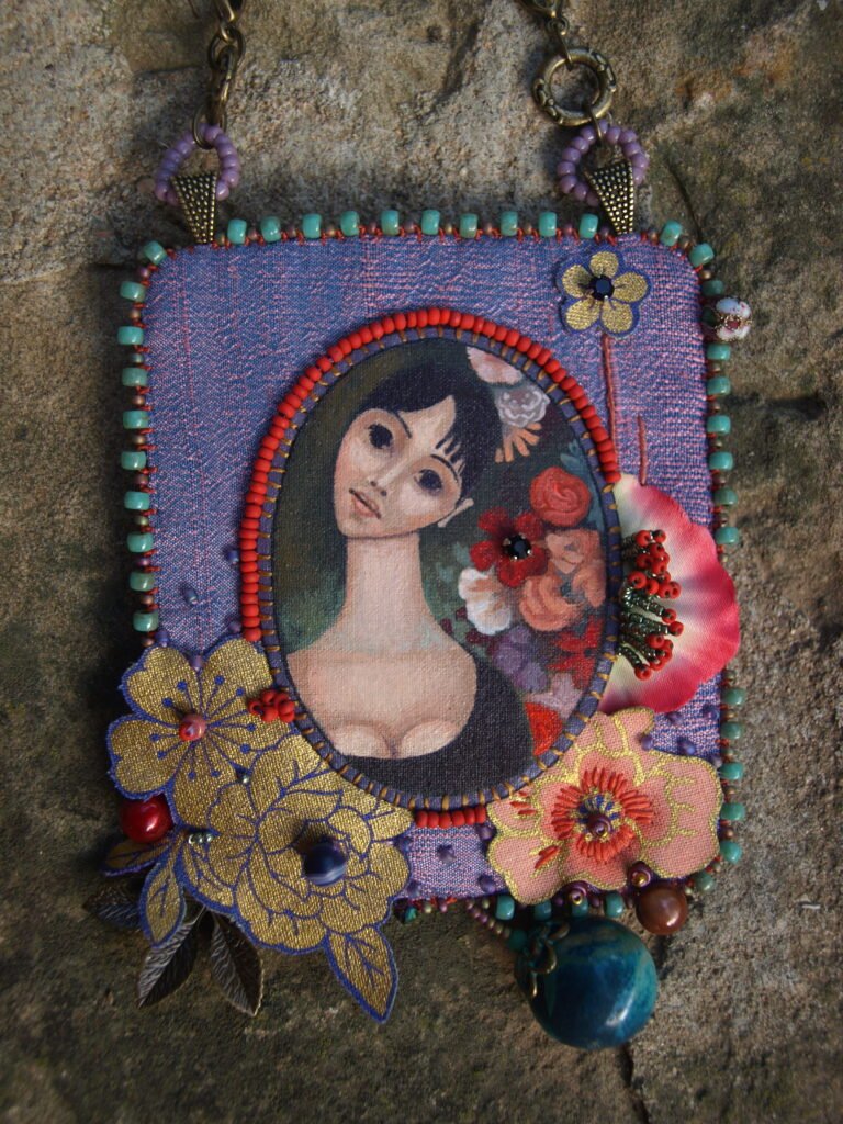 Sautoir "  adopté