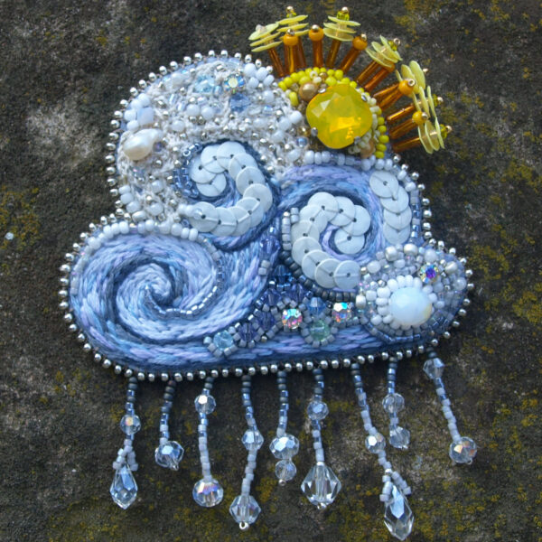 Le nuage , le soleil et la pluie. Broche.