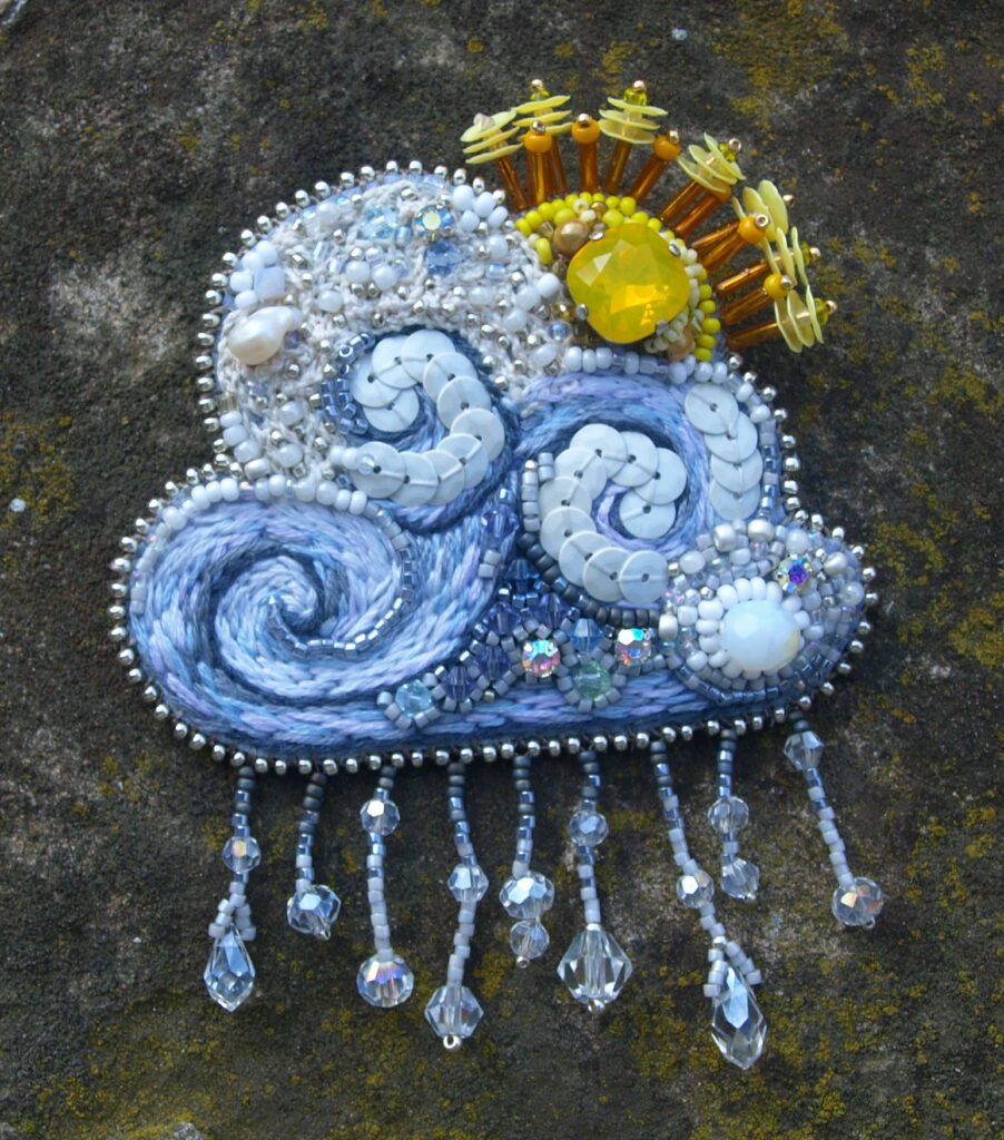 Le nuage , le soleil et la pluie. Broche.  (adopté)