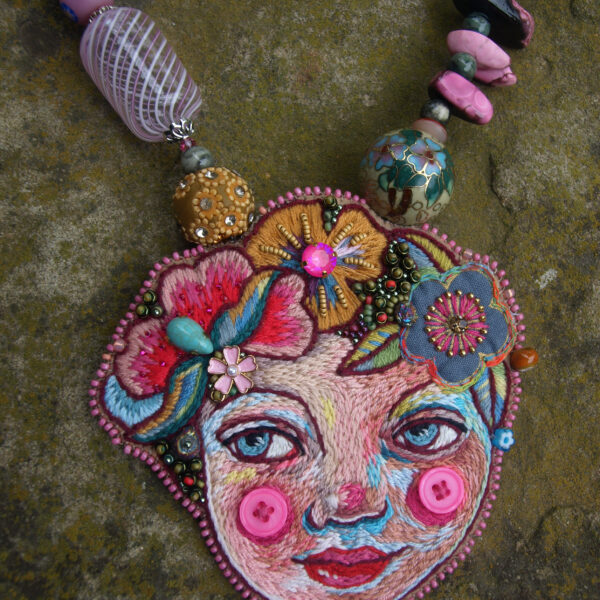 Collier . "Le pouvoir des fleurs "