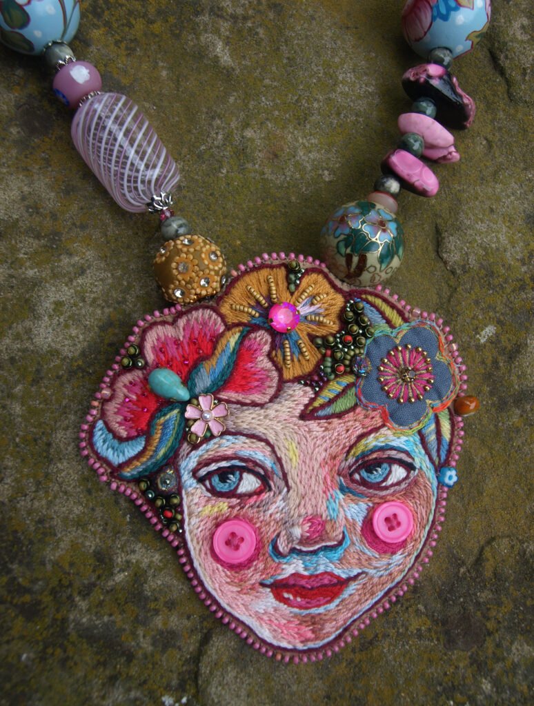 Collier . "Le pouvoir des fleurs "