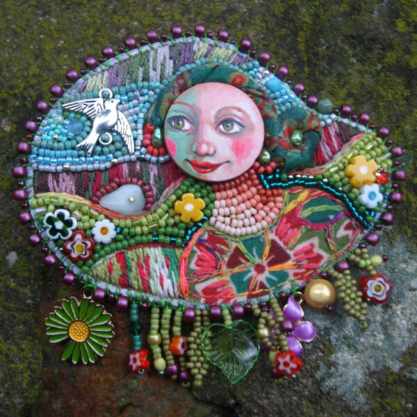 Broche "promenade dans les collines"