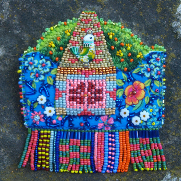 "Le cabanon de jardin "  Broche (adoptée)