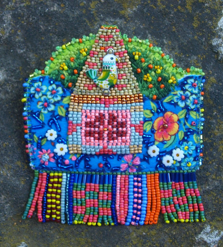 "Le cabanon de jardin "  Broche (adoptée)