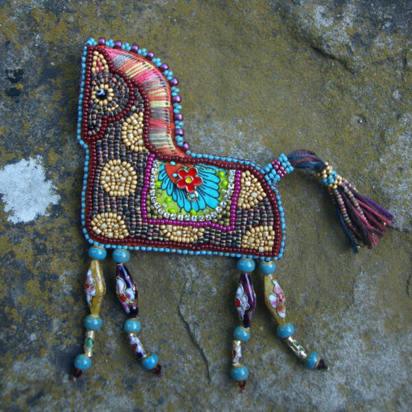Le petit cheval de perles ( Broche)