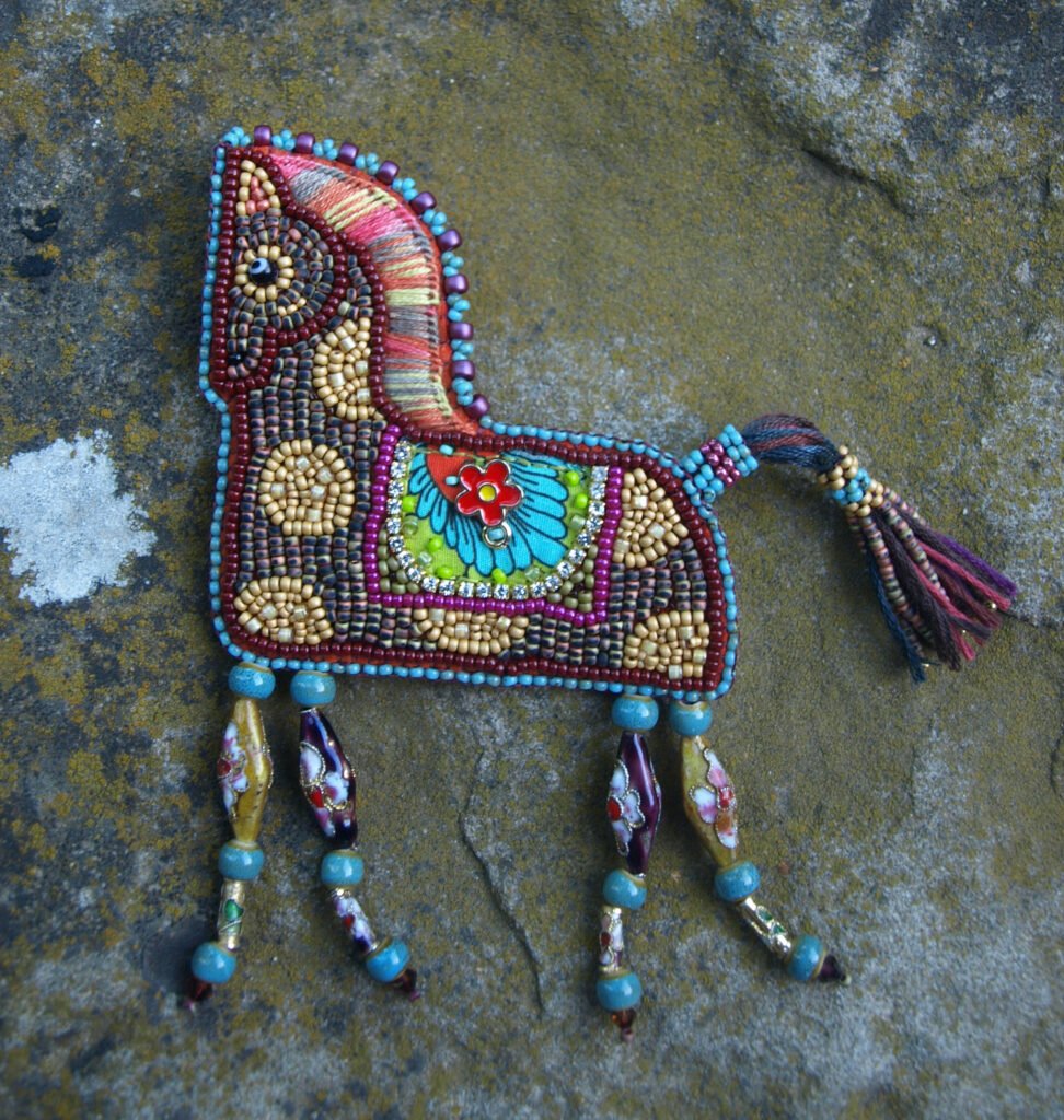 Le petit cheval de perles ( Broche)