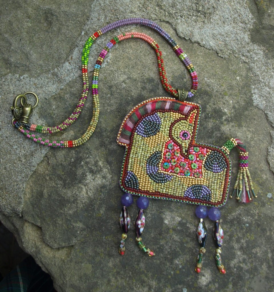 Le petit cheval de perles ( Collier)